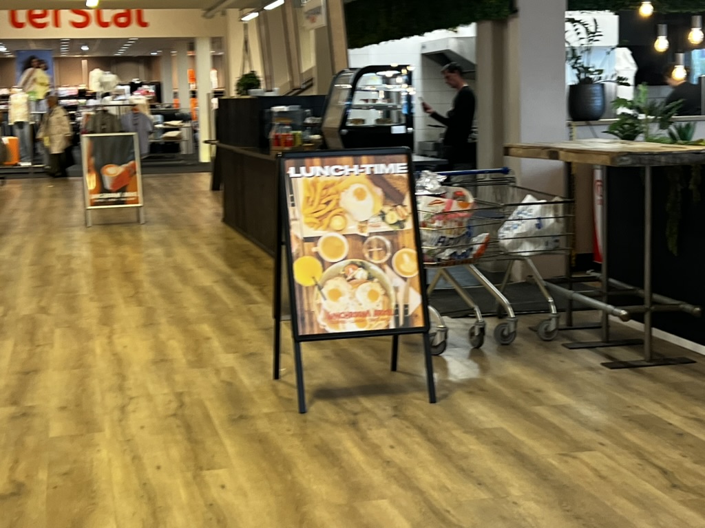 Te koop lunchroom in druk woon- winkelcentrum te Arkel