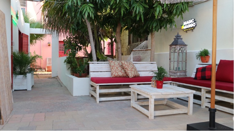 Te koop Aruba Oranjestad horeca uitgaansgelegenheden Biergarten eet en muziekcafe pizzeria sharedining
