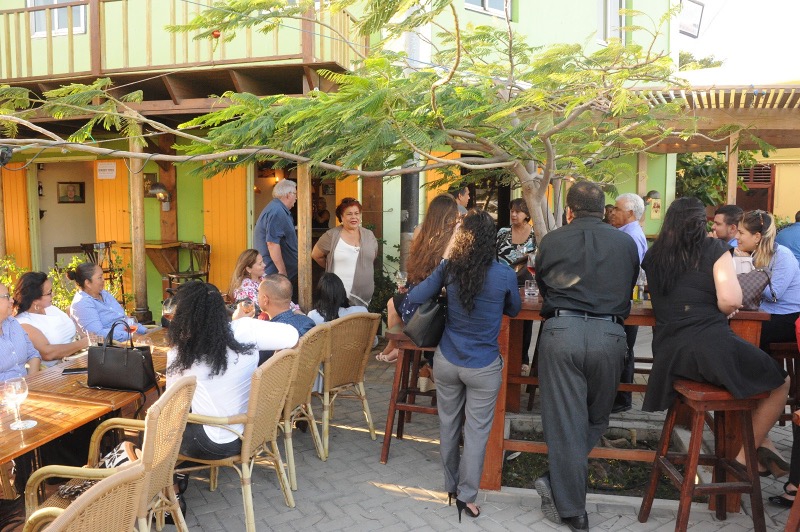 Te koop Aruba Oranjestad horeca uitgaansgelegenheden Biergarten eet en muziekcafe pizzeria sharedining