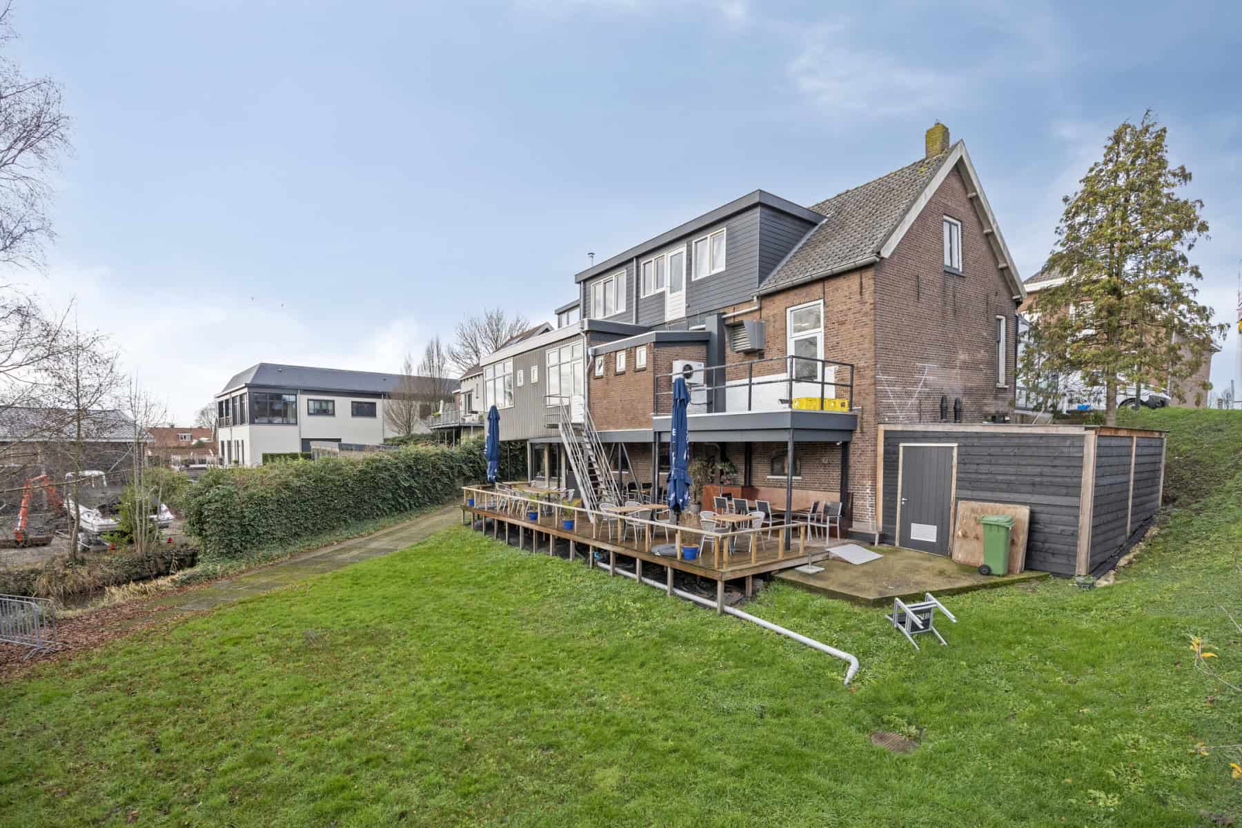 Groot-Ammers te koop bruincafe/ eetcafe met verwarmde serre en groot achter terras plus bovenwoning