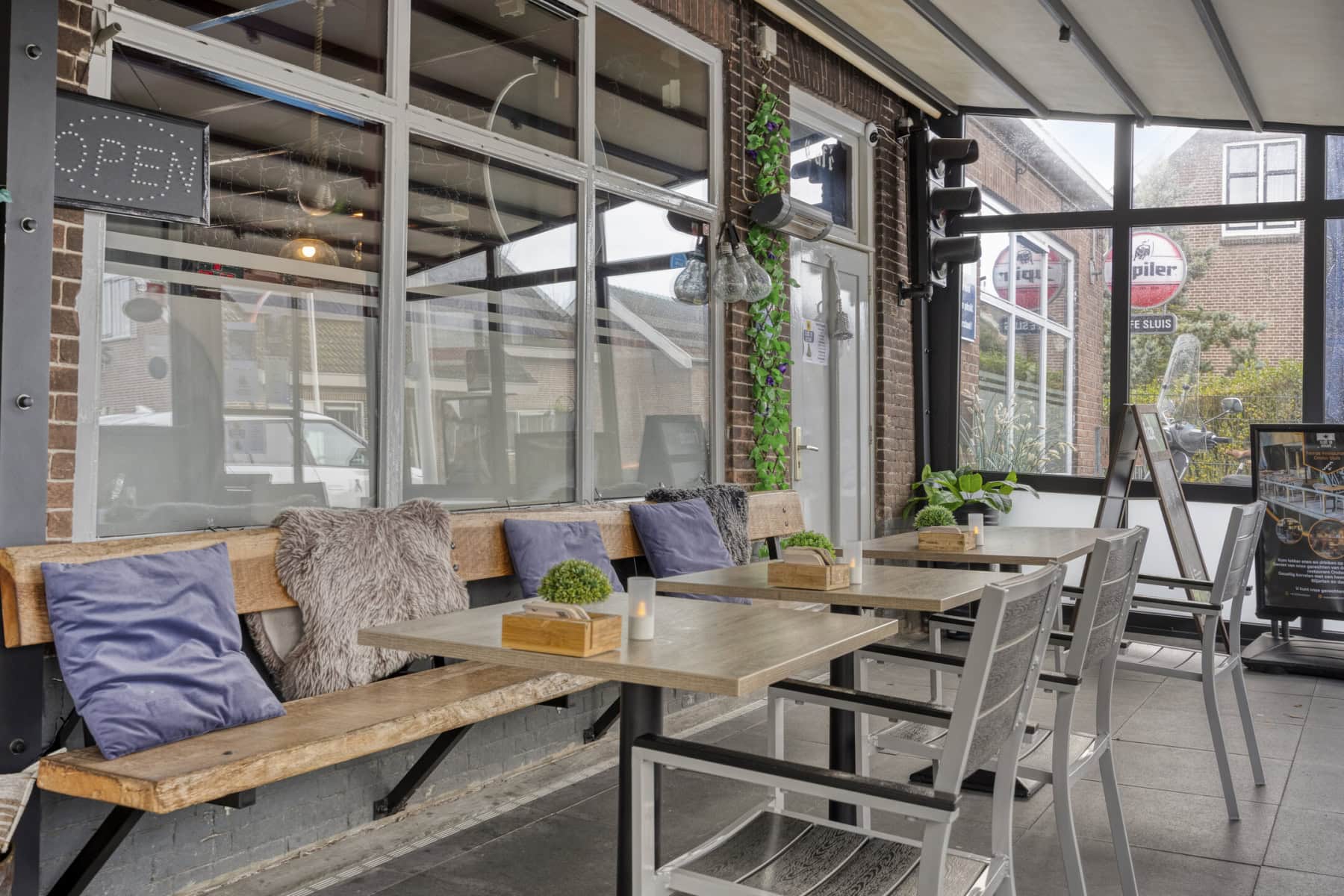 Groot-Ammers te koop bruincafe/ eetcafe met verwarmde serre en groot achter terras plus bovenwoning