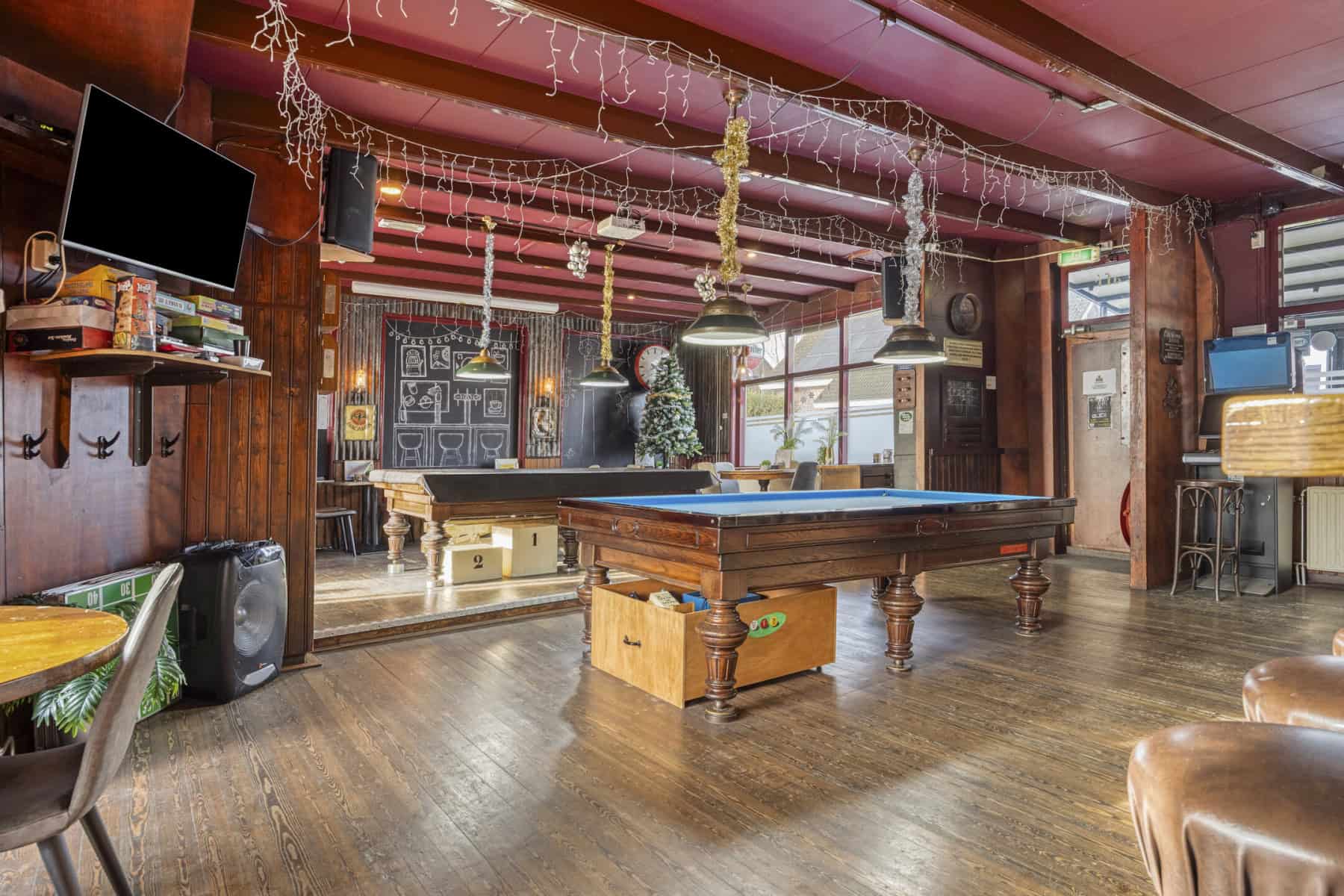 Groot-Ammers te koop bruincafe/ eetcafe met verwarmde serre en groot achter terras plus bovenwoning