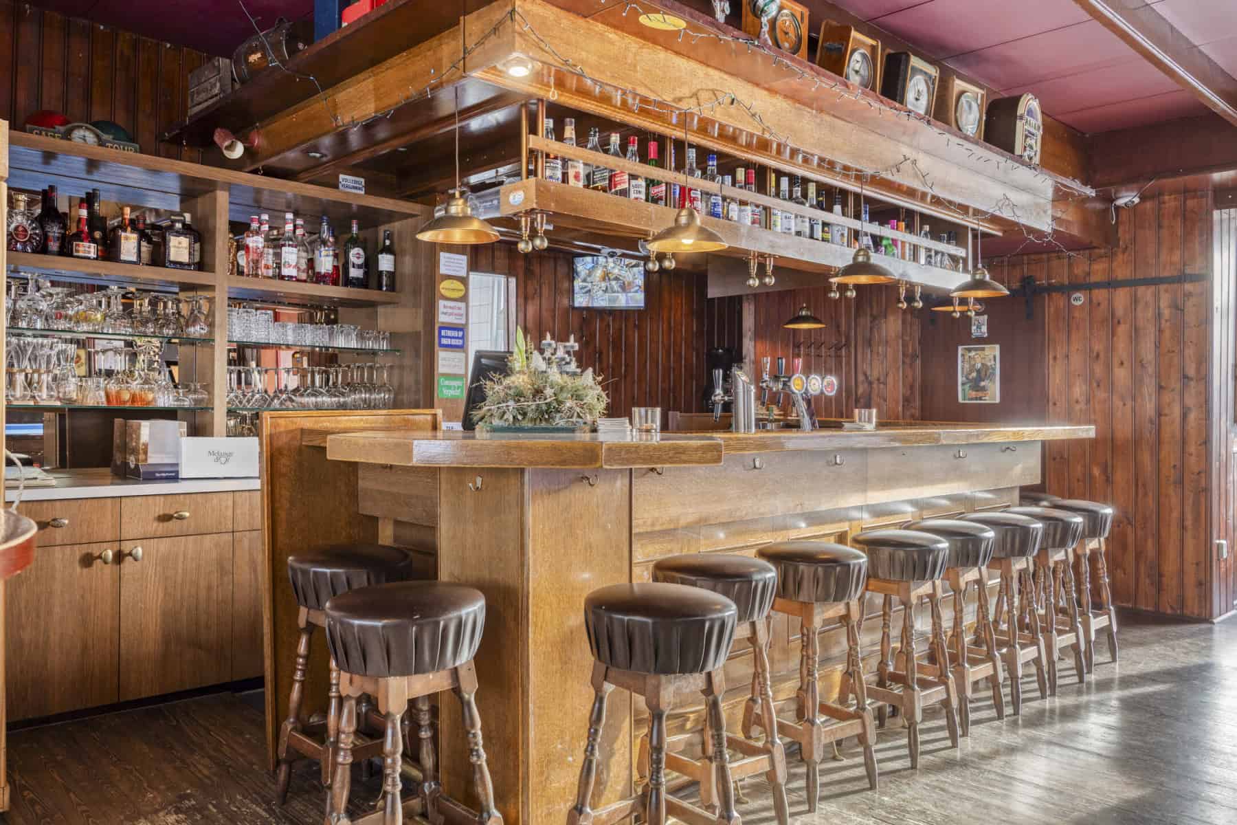 Groot-Ammers te koop bruincafe/ eetcafe met verwarmde serre en groot achter terras plus bovenwoning