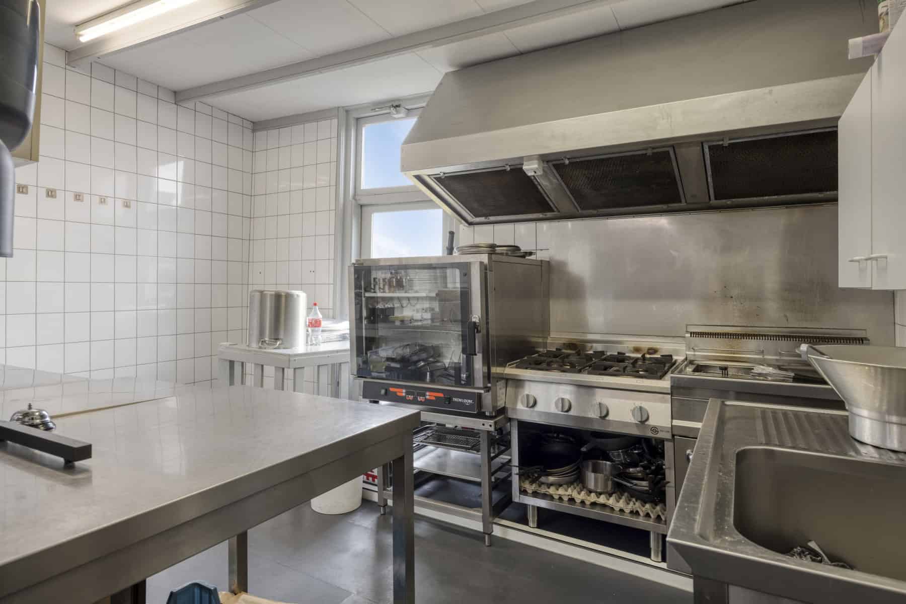 Groot-Ammers te koop bruincafe/ eetcafe met verwarmde serre en groot achter terras plus bovenwoning