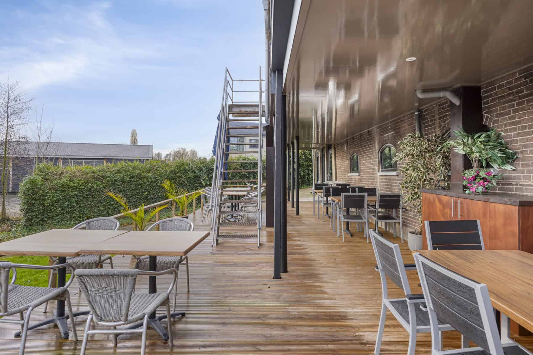 Groot-Ammers te koop bruincafe/ eetcafe met verwarmde serre en groot achter terras plus bovenwoning