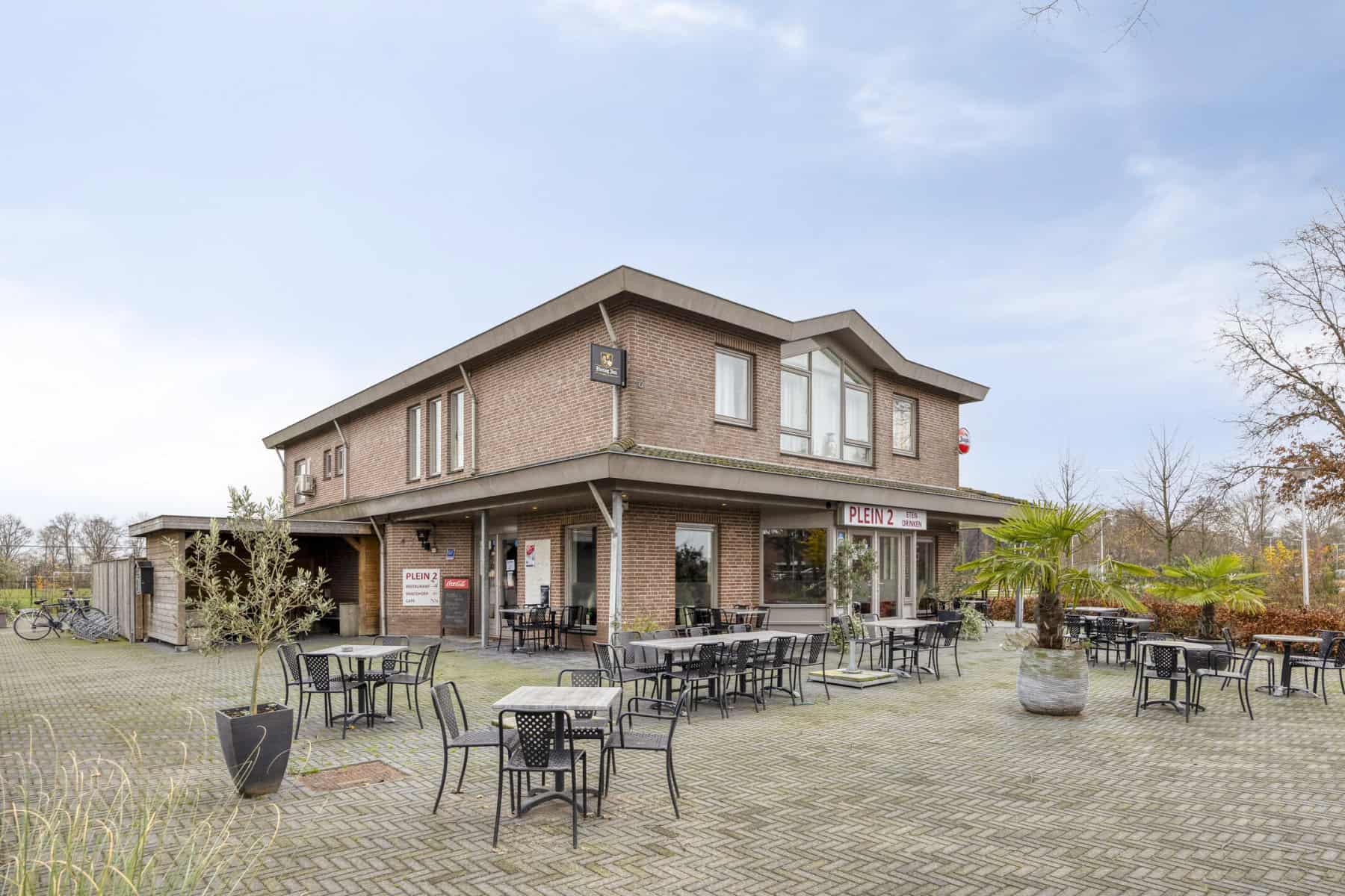 Giessenburg eetcafe cafetaria met terrassen en appartementen te koop
