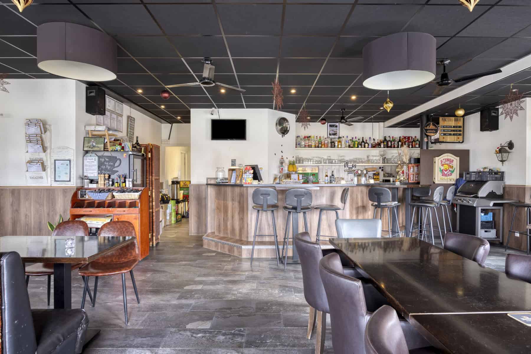 Giessenburg eetcafe cafetaria met terrassen en appartementen te koop