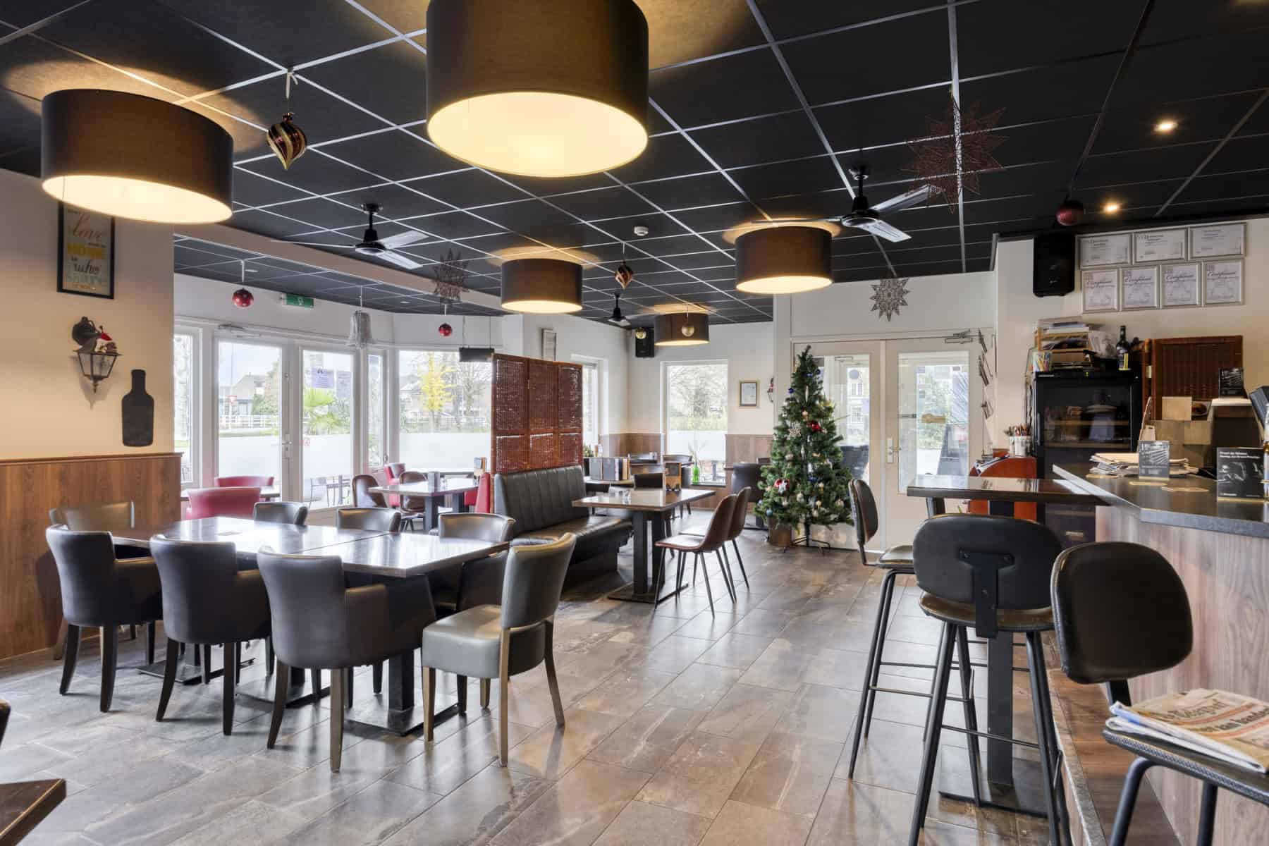 Giessenburg eetcafe cafetaria met terrassen en appartementen te koop