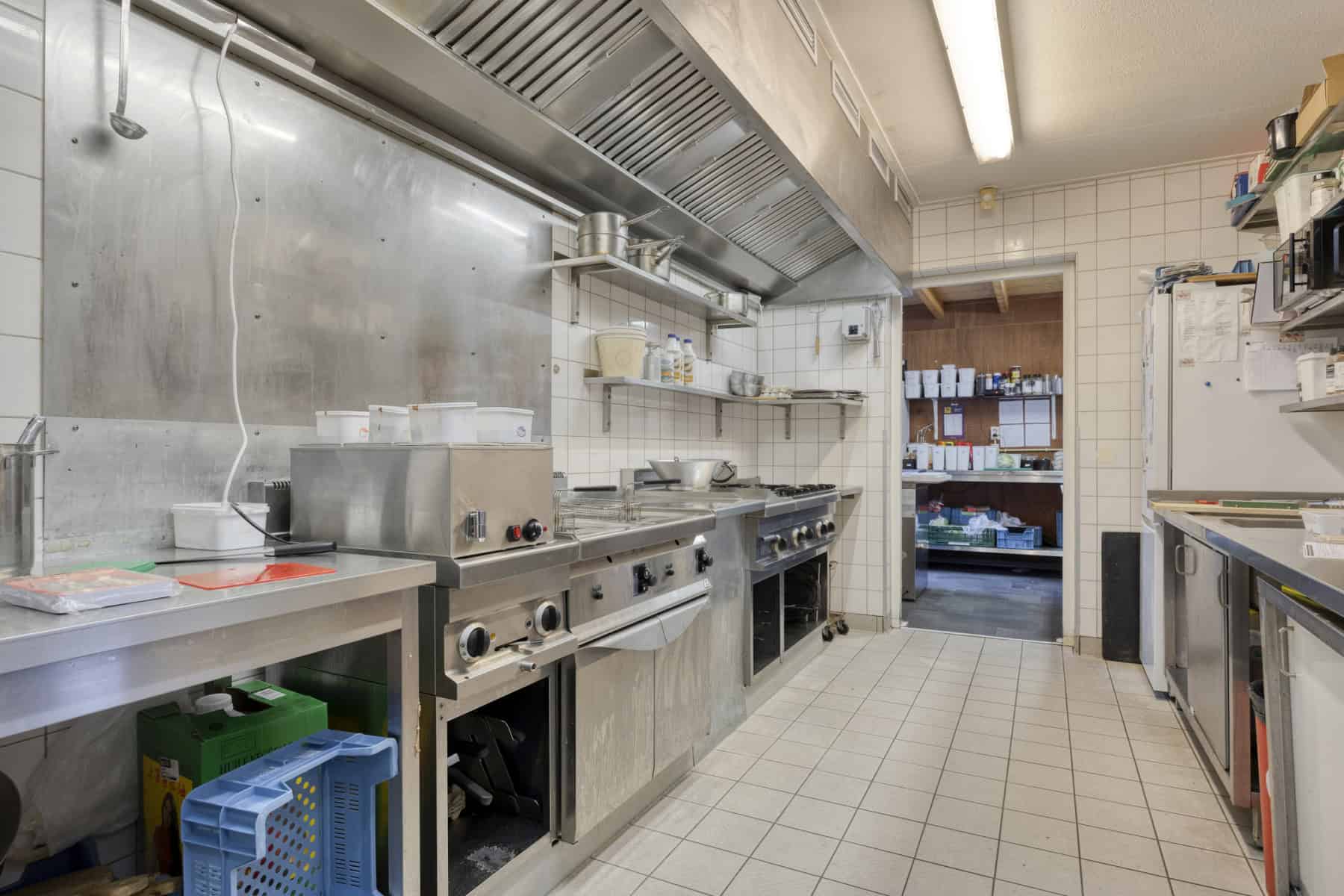 Giessenburg eetcafe cafetaria met terrassen en appartementen te koop