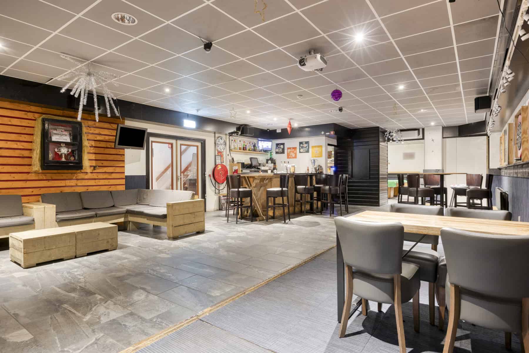 Giessenburg eetcafe cafetaria met terrassen en appartementen te koop