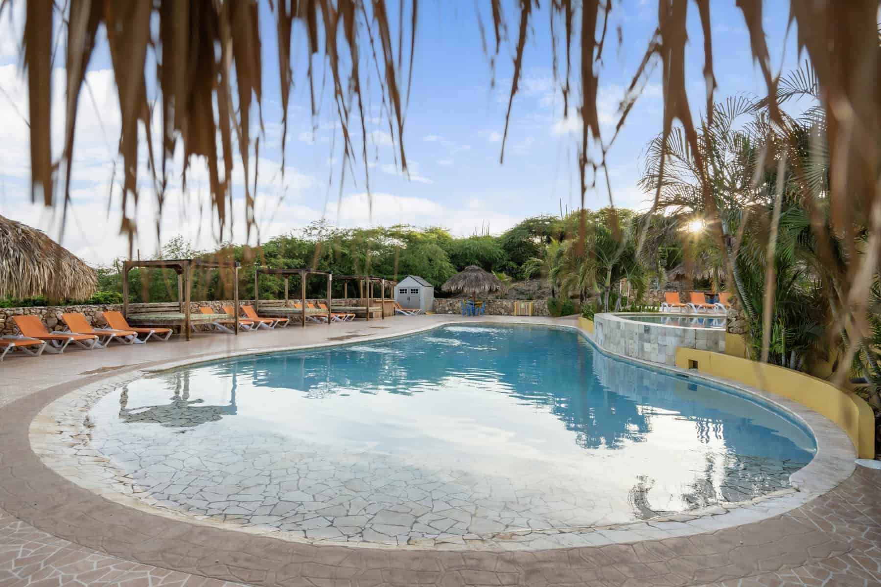 Te koop Bonaire resort boutique appartementen met zwembaden