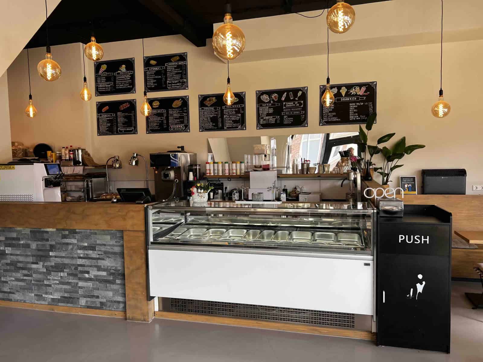 Te koop ijs en snckpaleis met groot terras A1 locatie Sassenheim