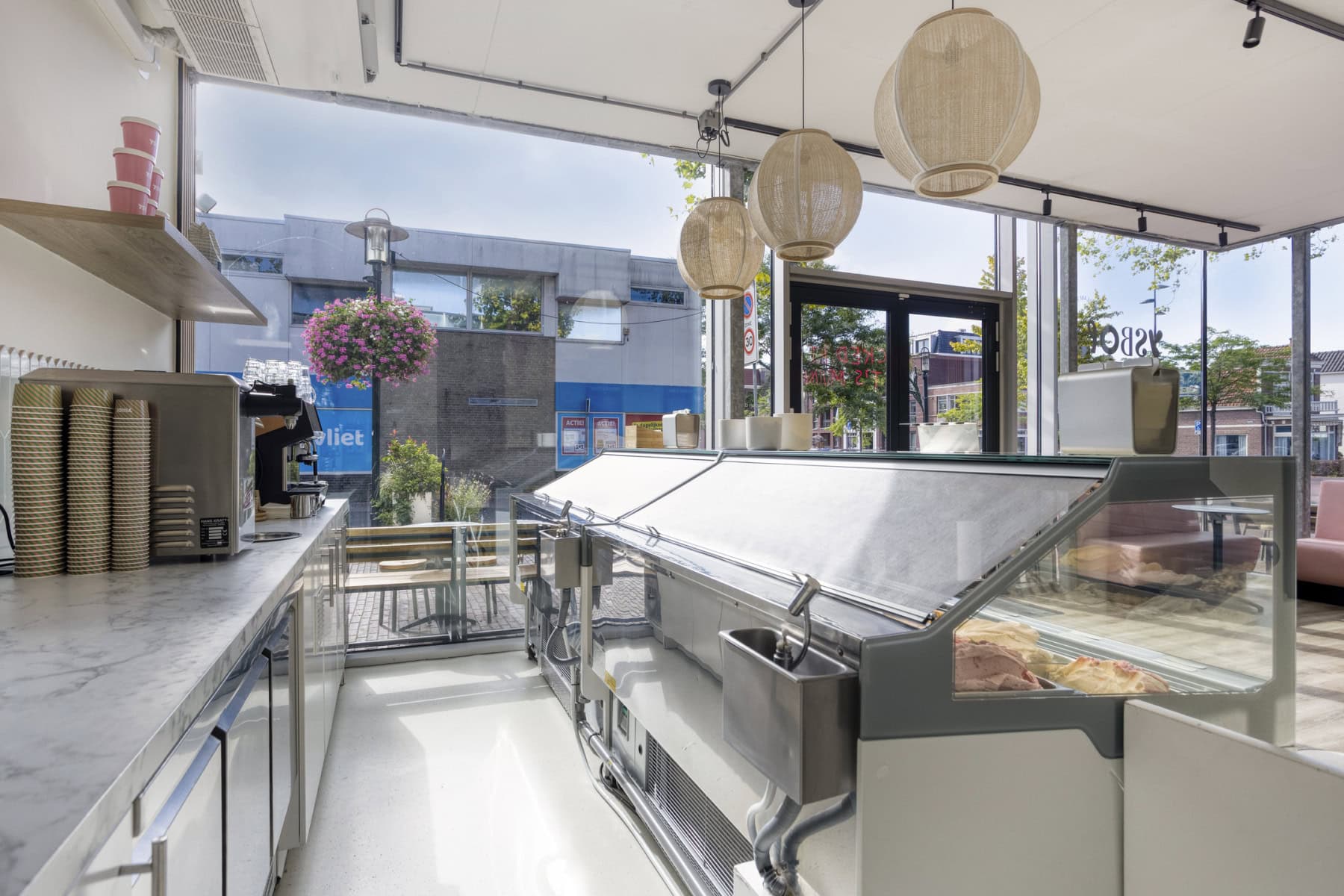 Ter overname IJssalon Bollenstreek op super locatie