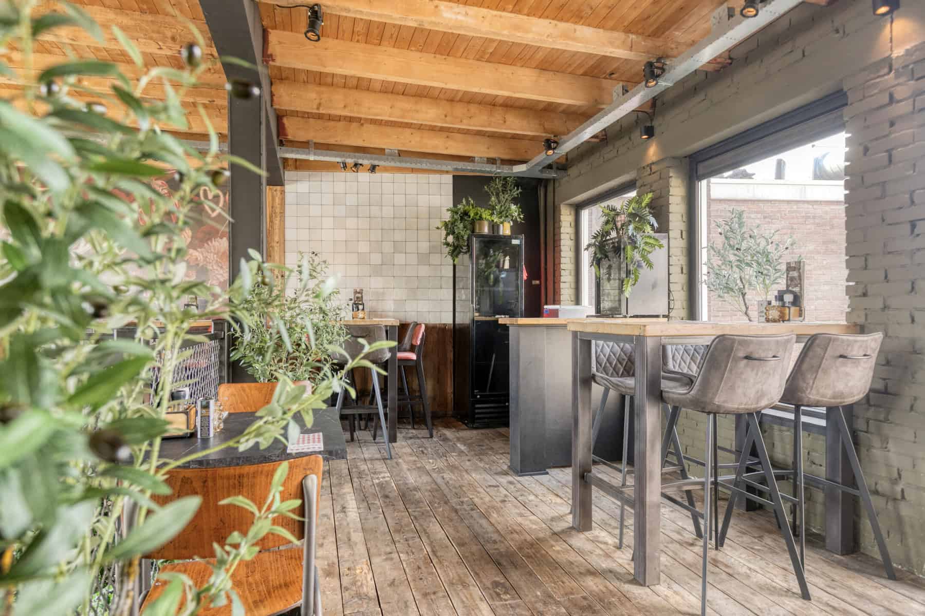 ter overname modern restaurant met heerlijke serre en terras in de Drechtsteden